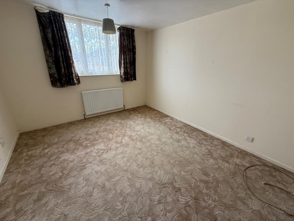 Lot: 81 - END-TERRACE HOUSE OF NON-TRADITIONAL CONSTRUCTION - Bedroom two